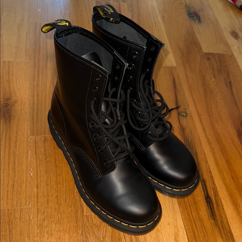 NEW , NEVER WORN Dr. Matrens 1460 W